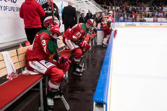 Moras Tomas Skogs och Matt Bailey på bänken