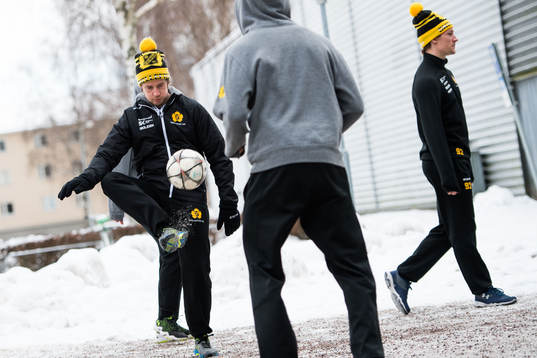 Skellefteås Jonathan Pudas värmer upp med boll