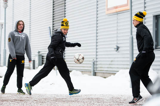 Skellefteås Jonathan Pudas värmer upp med boll