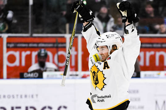 Skellefteås Bud Holloway jublar