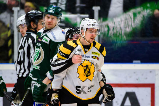 Färjestads Ilari Melart och Skellefteås Emil Djuse i en