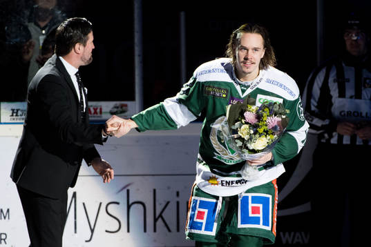 Färjestads Joakim Nygård får blommor innan