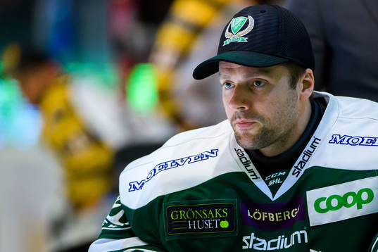 Färjestads målvakt Lars Haugen på bänken