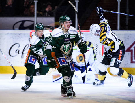Färjestads Christoffer Törngren och Joakim Nygård jublar