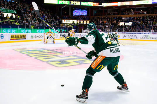 Färjestads Per Åslund laddar ett skott
