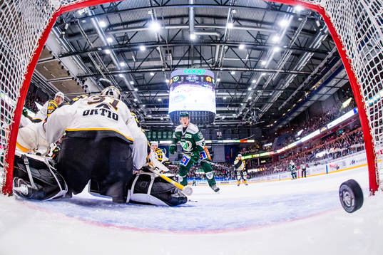 Färjestads Christoffer Törngren ser på när en puck går