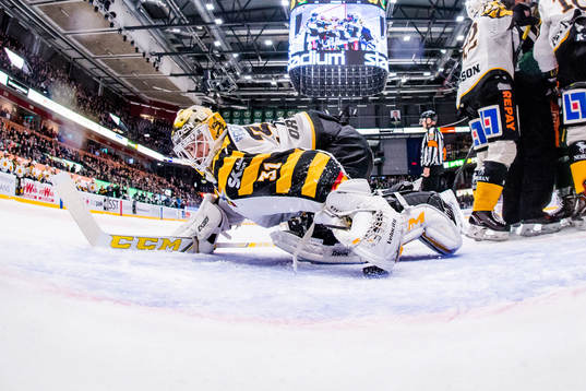 Skellefteås målvakt Joni Ortio plockar upp en puck från