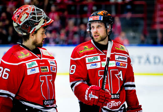 Örebros målvakt Axel Brage och Viktor Ekbom deppar
