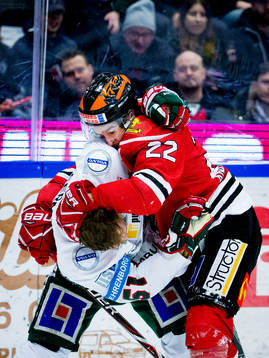 Örebros Jonathan Andersson och Frölundas Mats Rosseli