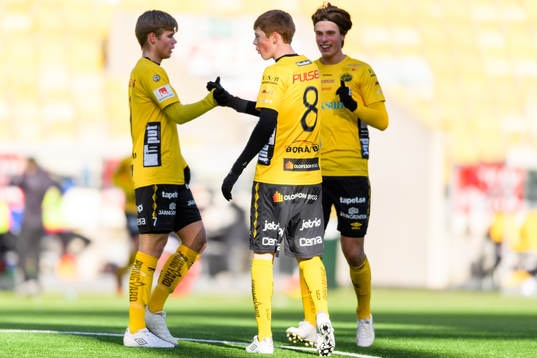 Elfsborgs Jesper Sandberg Hesselgren gratuleras av Anton