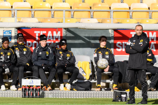 Elfsborgs tränare Jan Mian framför spelarbänken