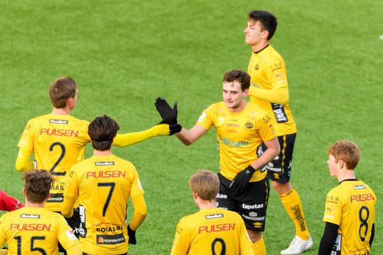 Elfsborgs Adrian Zeka gratuleras