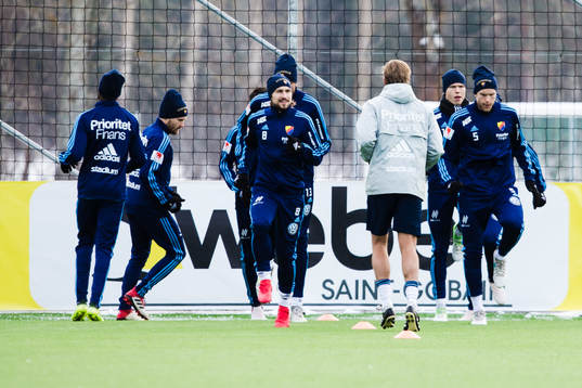 Djurgårdens spelare värmer upp innan fotbollsmatchen i