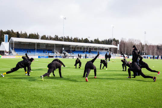 Frejs spelare värmer upp innan fotbollsmatchen i Svenska
