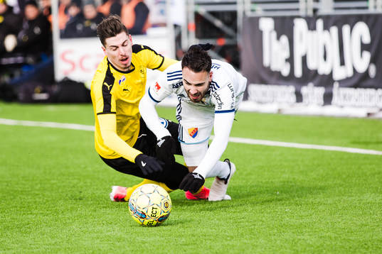 Djurgårdens Dzenis Kozica  faller i kamp om bollen med