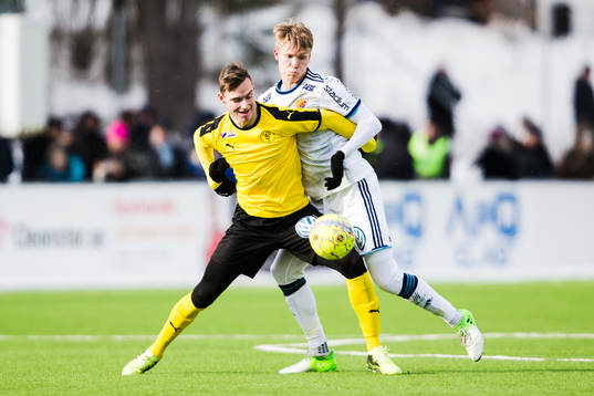 Frejs Mattias Bouvin och Djurgårdens Jonathan Augustinsson