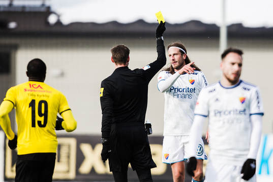 Djurgårdens Jonas Olsson får ett gult kort och varning av
