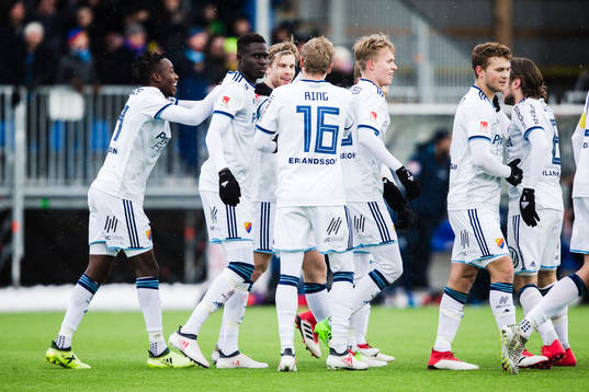 Djurgårdens Niklas Gunnarsson jublar med lagkamrater