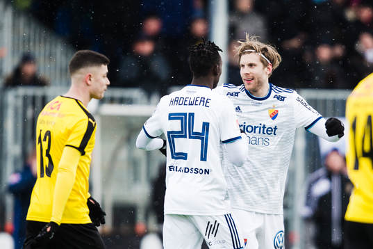 Djurgårdens Niklas Gunnarsson jublar med Philana Tinotenda