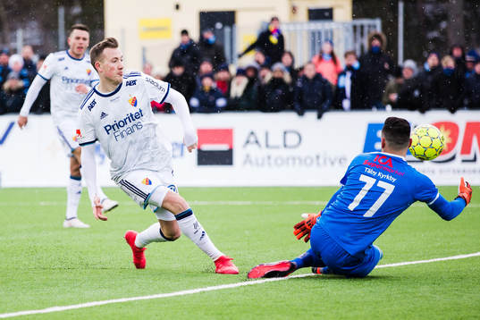 Djurgårdens Fredrik Ulvestad med en målchans framför