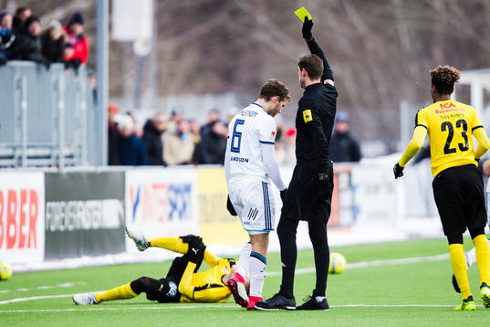 Djurgårdens Jesper Karlström får ett gult kort
