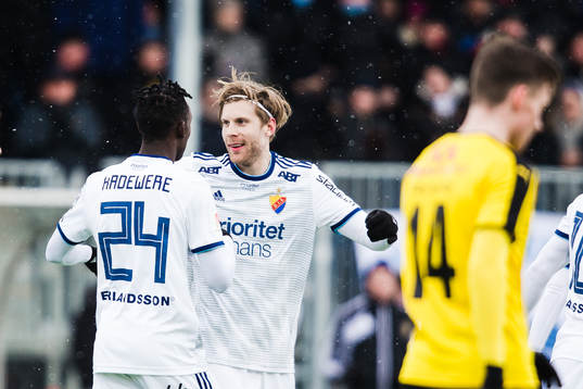 Djurgårdens Niklas Gunnarsson jublar med Philana Tinotenda