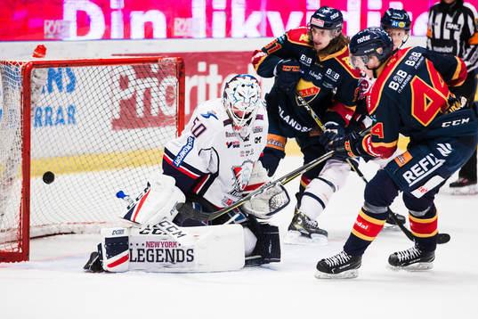 Linköpings målvakt Jonas Gustavsson räddar en målchans