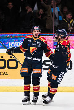 Djurgårdens Markus Ljungh jublar med Linus Hultström