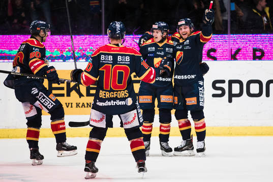 Djurgårdens Markus Ljungh jublar med Linus Hultström ,