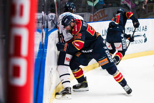 Djurgårdens Mikael Ahlén med en tackling