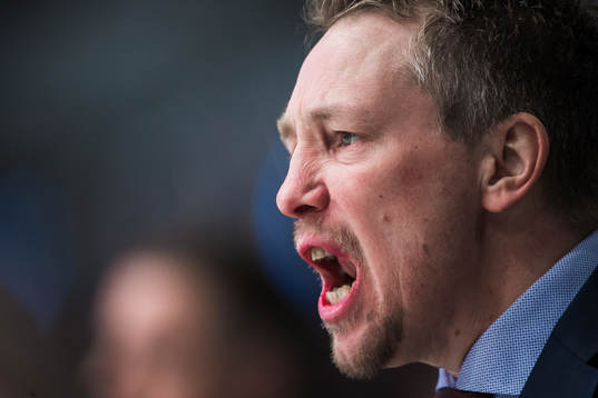 Linköpings assisterande tränare Johan Åkerman reagerar