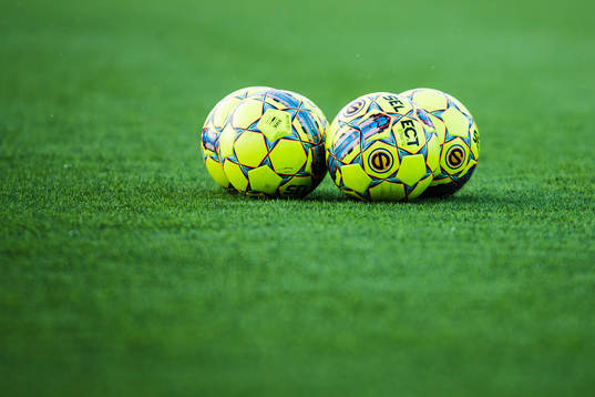 Fotbollar på konstgräset innan fotbollsmatchen i Svenska