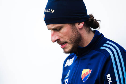 Djurgårdens Jonas Olsson deppar innan fotbollsmatchen i