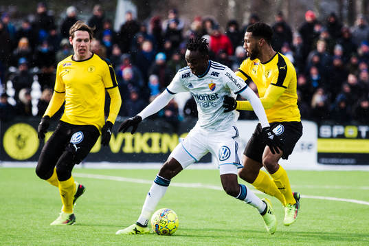 Djurgårdens Philana Tinotenda Kadewere i kamp om bollen