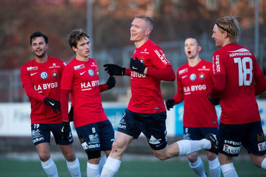 Örgrytes David Engström jublar