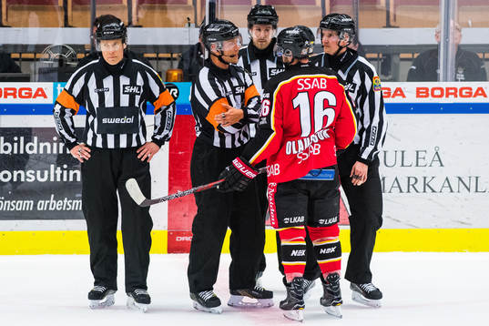 Luleås Niklas Olausson diskuterar med domare Andreas