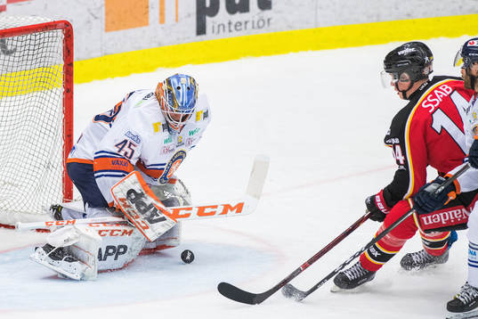 Växjös målvakt Viktor Andrén och Luleås Jonas Berglund
