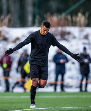 s Nabil Bahoui har gjort 0-2 och jublar
