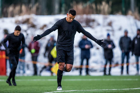s Nabil Bahoui har gjort 0-2 och jublar