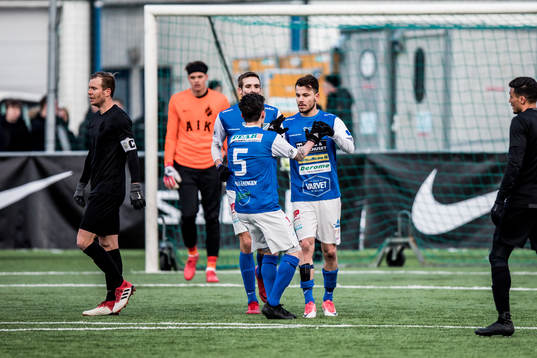 Oddevolds Liridon Selmani har gjort 1-2 och jublar med