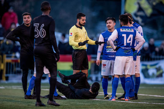 Domare Mohammed Al-Hakim pratar med spelarna