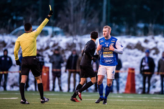 Oddevolds Robin Jansson får gult kort av domare Mohammed