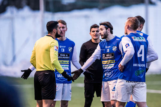 Oddevolds spelare diskuterar med domare Mohammed Al-Hakim