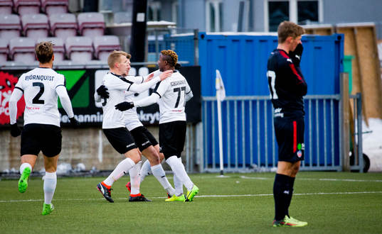Örebros Kennedy Igboananike gör 1-1 i slutet på matchen