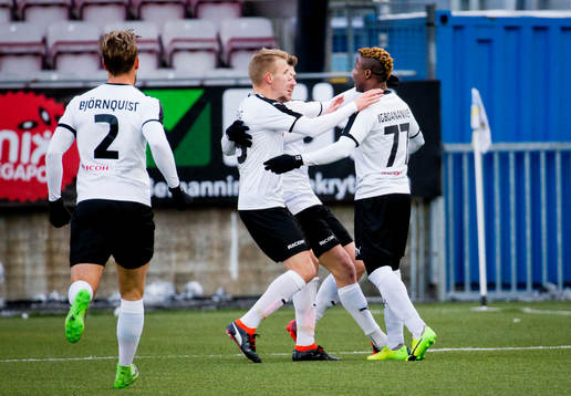 Örebros Kennedy Igboananike gör 1-1 och jublar med Daniel