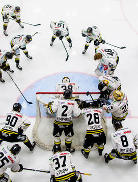Players of Stavanger Oilers gather in a circle