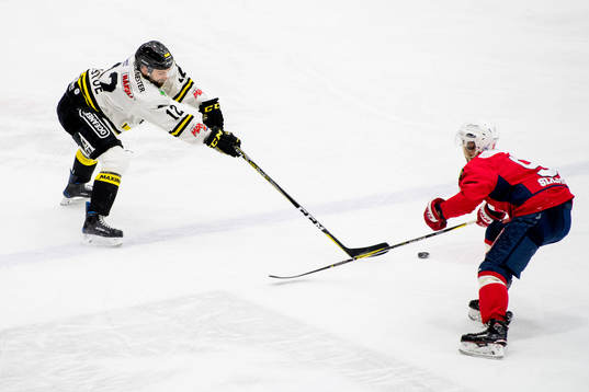 Mats Larsen Mostue of Stavanger Oilers and James Sixsmith