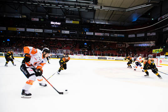 Karlskronas Konstantin Komarek med puck