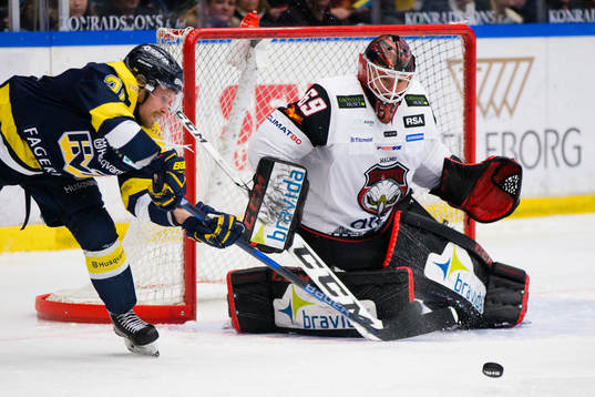s Mattias Tedenby mot Malmö Redhawks målvakt Oscar