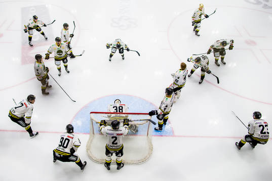 Players of Stavanger Oilers gather in a circle